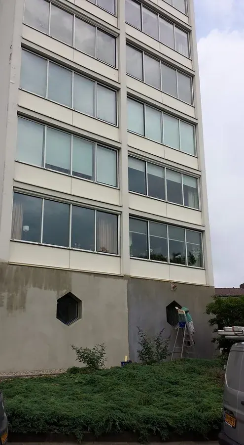 Rolsteiger tegen de gevel van een flatgebouw tijdens het buitenstucwerk.