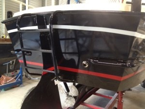 Glimmende achterkant boot door schilderwerken