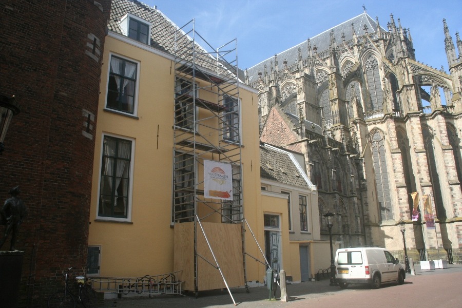 Schilderwerken steenachtige ondergrond naast de Dom in Utrecht